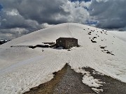 73 Il bianco innevato Montu (1854 m) che ora salgo partendo dalla Casera Alpe Aga (1759 m)